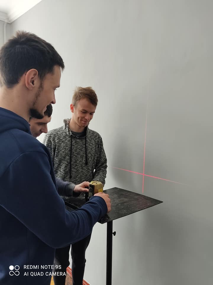 Студенти будівельники вчаться роботі з лазерним рівнем